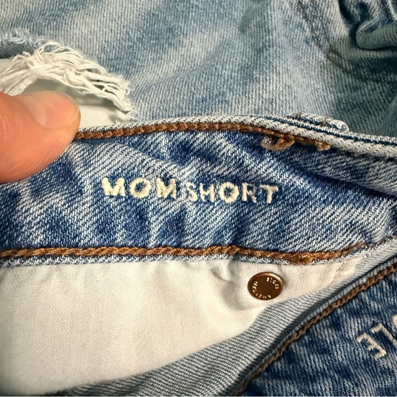 American Eagle Strigid Distressed Mom Denim Women Shorts Size 14 - Picture 8 of 10